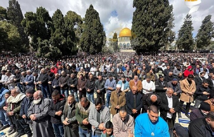 ١٢٠ ألف فلسطیني أدوا صلاة الجمعة الثانية من شهر رمضان في المسجد الأقصى